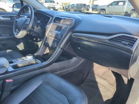 Used 2017 Ford Fusion SE image 28