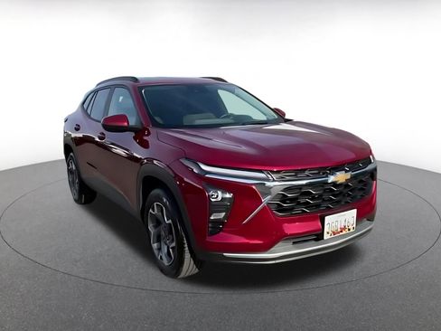 Used 2025 Chevrolet Trax LT w/ LT Convenience Package image 16