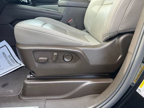 Used 2025 Chevrolet Suburban LT RWD image 35