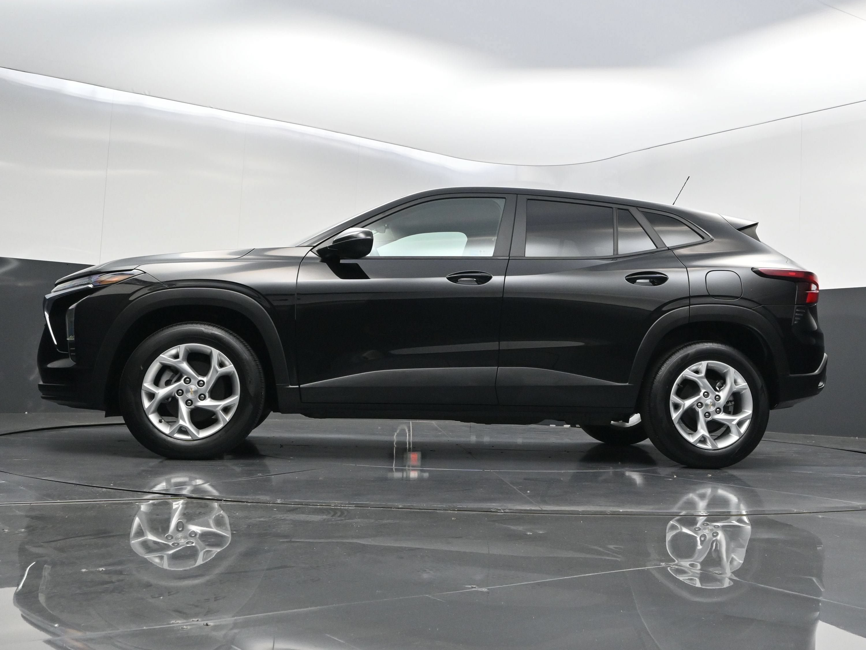 Certified 2025 Chevrolet Trax LS w/ LS Convenience Package FWD image 32