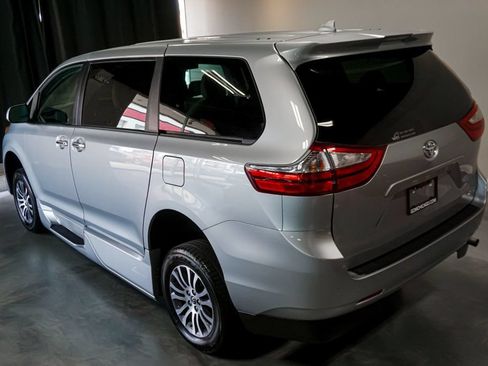Used 2019 Toyota Sienna XLE Premium FWD image 60