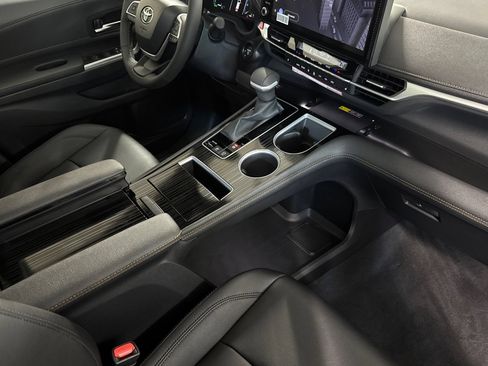 New 2026 Toyota Sienna XLE Woodland Edition AWD/4WD image 20