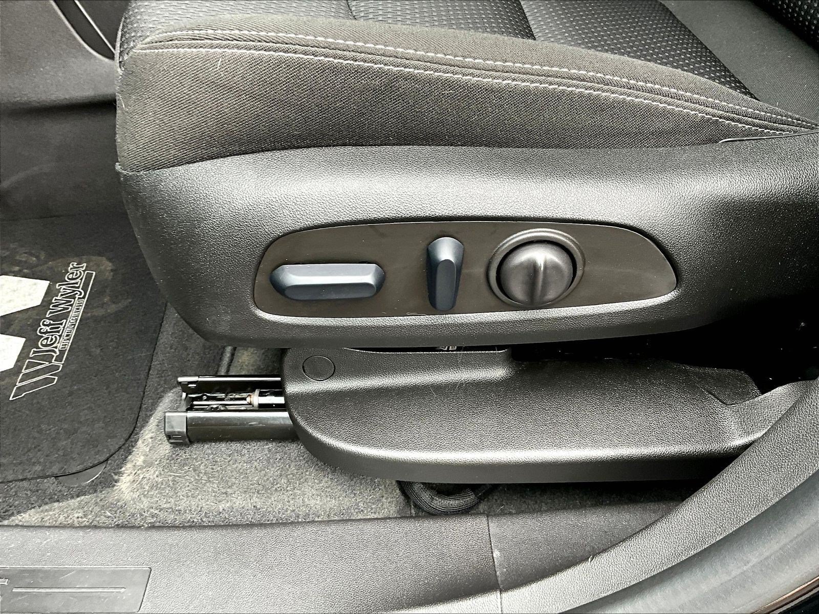 Used 2024 GMC Terrain SLE w/ Driver Convenience Package FWD image 36