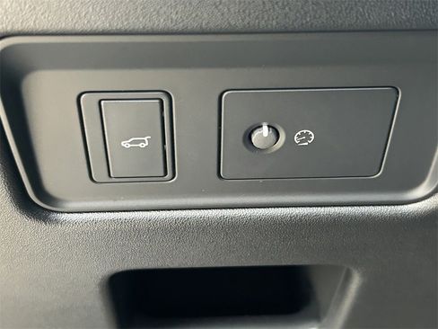 Used 2024 Land Rover Discovery S image 31