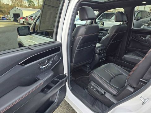 Used 2025 Honda Pilot TrailSport image 16