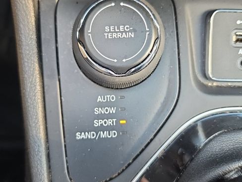 Used 2021 Jeep Cherokee Limited w/ Elite Package AWD/4WD image 74