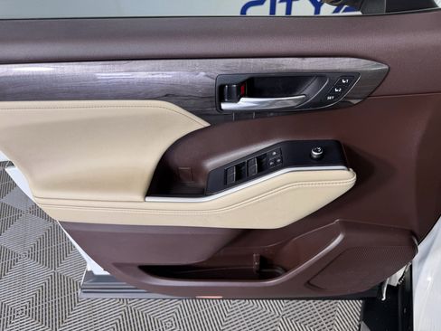Used 2020 Toyota Highlander Limited image 21