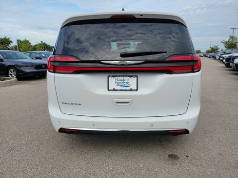 Used 2023 Chrysler Pacifica Touring-L FWD image 5