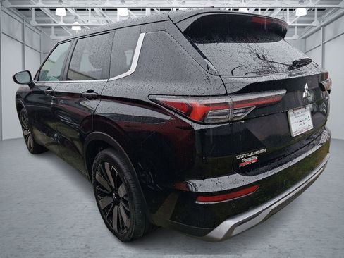 Used 2025 Mitsubishi Outlander SE image 3