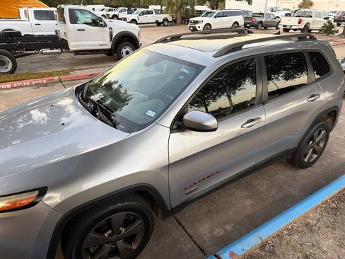 Used 2016 Jeep Cherokee 75th Anniversary FWD image 9