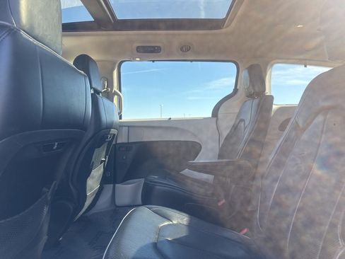 Used 2018 Chrysler Pacifica Limited image 30