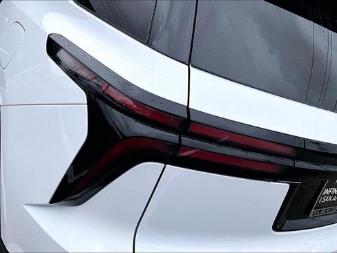 Used 2024 Chevrolet Traverse LT image 41