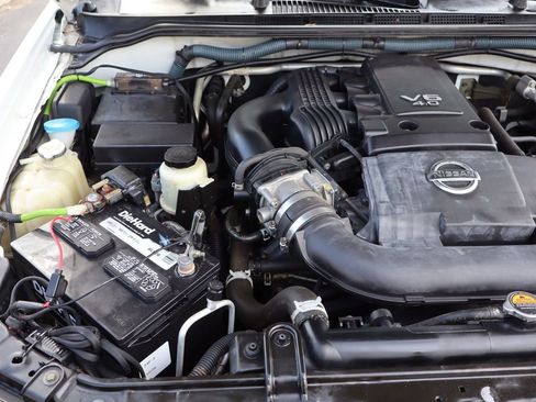 Used 2011 Nissan Frontier SL w/ Moonroof Pkg image 40