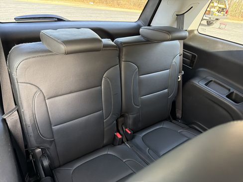 Used 2023 GMC Acadia SLT image 17