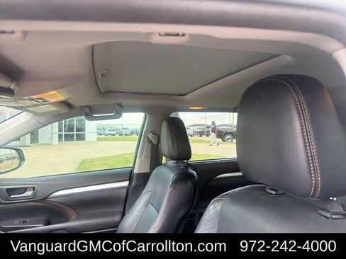 Used 2016 Toyota Highlander XLE image 3