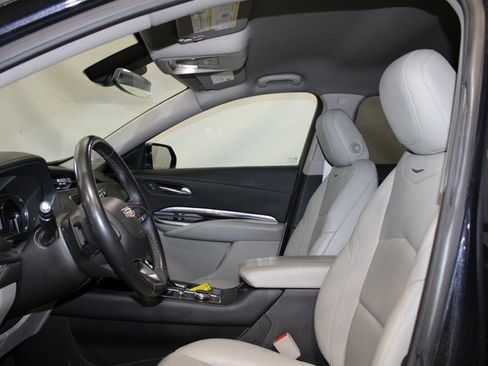 Certified 2022 Cadillac XT4 Luxury w/ Cold Weather Package image 7