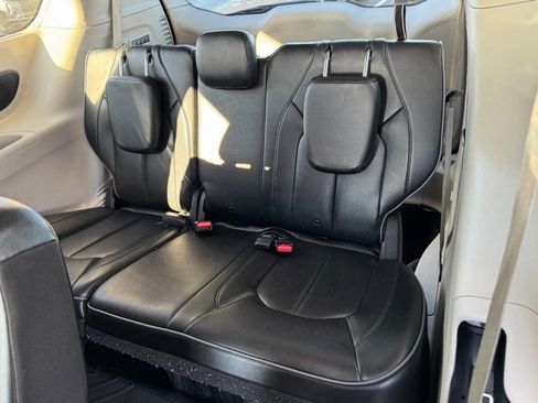 Used 2019 Chrysler Pacifica Limited image 10