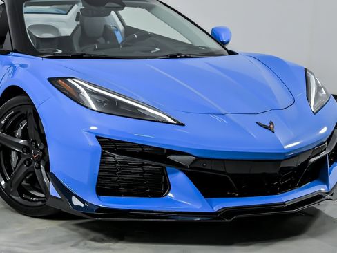 Used 2024 Chevrolet Corvette Z06 w/ Z07 Performance Package RWD image 3