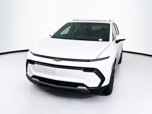 Used 2025 Chevrolet Equinox EV LT w/ Convenience Package image 3