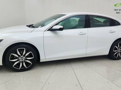 Used 2018 Chevrolet Malibu LT w/ Driver Confidence Package FWD image 3