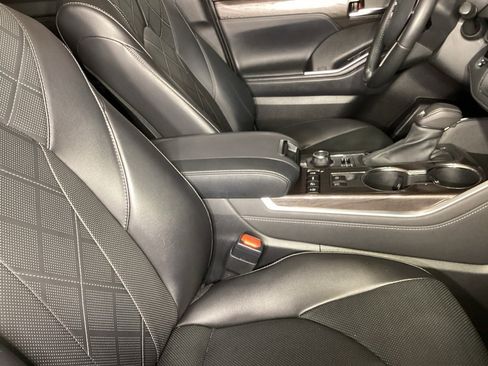 Used 2022 Toyota Highlander Platinum image 5