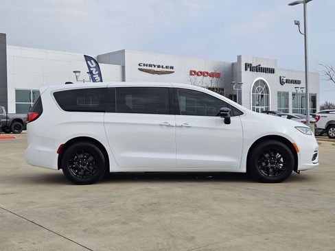 Used 2025 Chrysler Pacifica Select image 7