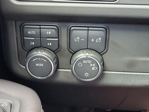 Used 2023 Chevrolet Tahoe Premier AWD/4WD image 31