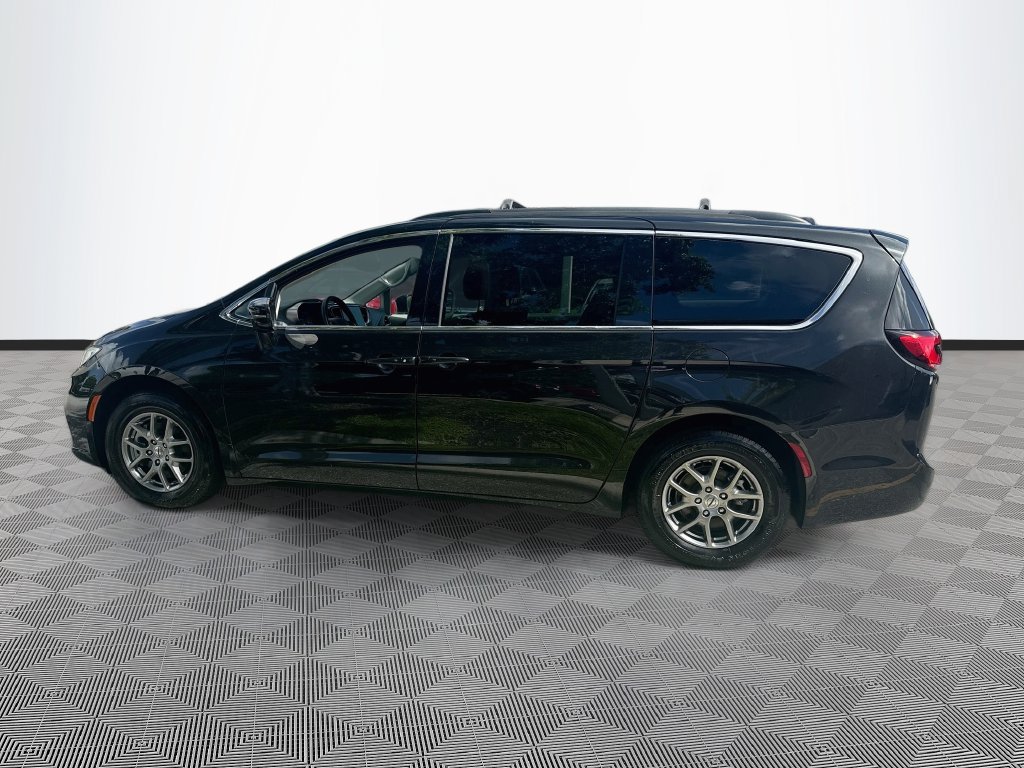 Used 2021 Chrysler Pacifica Touring FWD image 9
