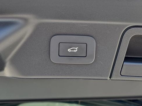 Certified 2026 Land Rover Range Rover Velar Dynamic SE AWD/4WD image 13