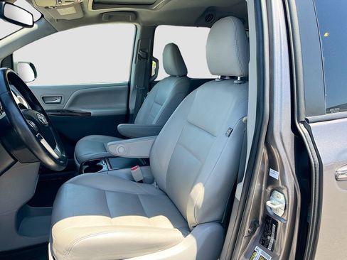 Used 2020 Toyota Sienna XLE FWD image 19