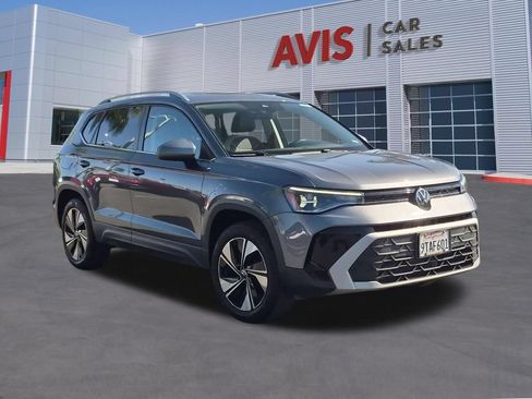 Used 2025 Volkswagen Taos SE AWD/4WD image 3