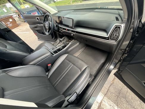 Used 2025 Kia Sorento S image 32