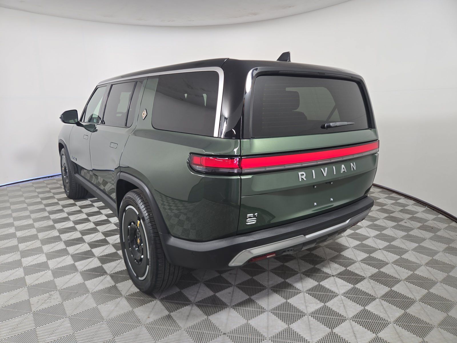 Used 2025 Rivian R1S Adventure Dual AWD/4WD image 3