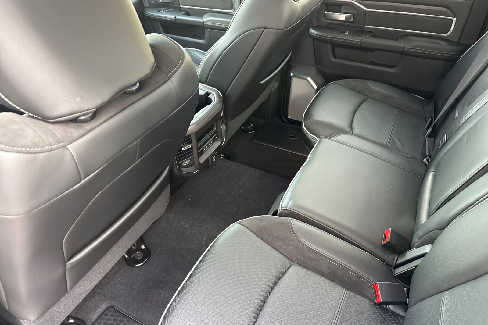New 2026 RAM 3500 Laramie AWD/4WD image 15