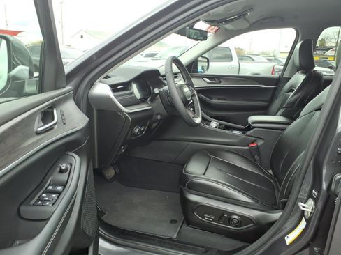 Used 2023 Jeep Grand Cherokee Limited w/ Luxury Tech Group II AWD/4WD image 10