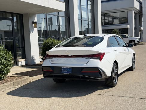 Certified 2025 Hyundai Elantra SEL FWD image 5