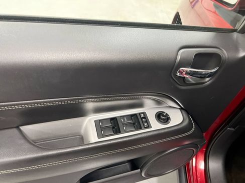 Used 2017 Jeep Compass Latitude FWD image 19