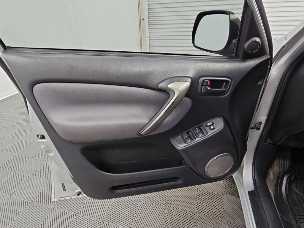 Used 2005 Toyota RAV4 2WD w/ "L" Pkg image 24