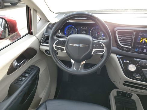 Used 2018 Chrysler Pacifica Touring-L w/ Premium Audio Group image 11