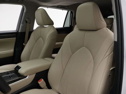 Used 2024 Toyota Highlander Limited image 13