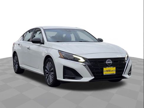 Used 2025 Nissan Altima 2.5 SV image 3