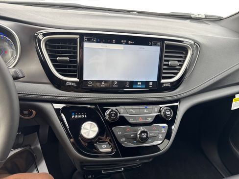 New 2026 Chrysler Pacifica Select image 16