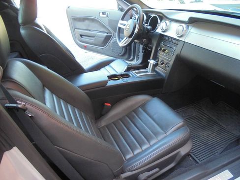 Used 2009 Ford Mustang GT RWD image 9