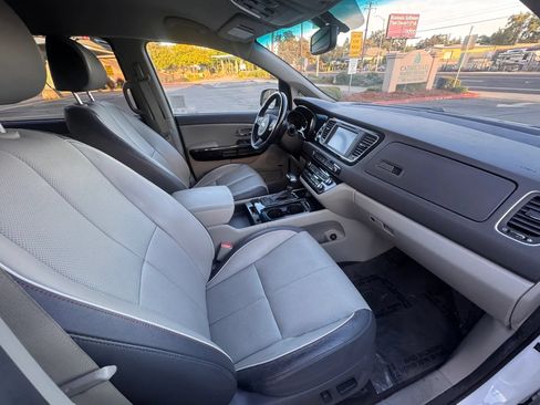 Used 2018 Kia Sedona SX FWD image 11