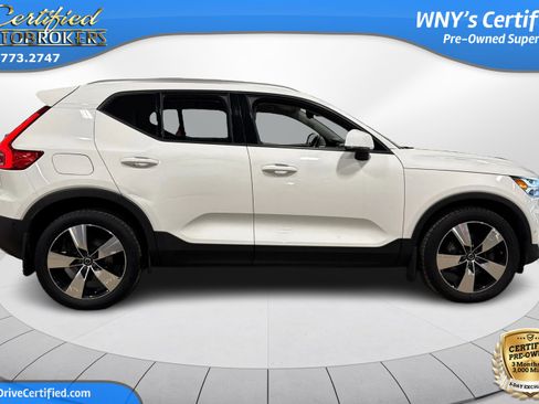 Used 2019 Volvo XC40 T5 Momentum image 4