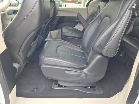 Used 2024 Chrysler Pacifica Limited FWD image 19