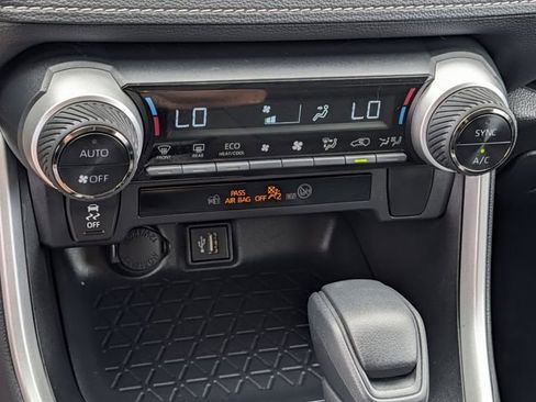 Used 2025 Toyota RAV4 XLE AWD/4WD image 17