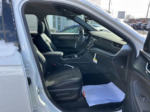 New 2025 Jeep Grand Cherokee Altitude image 7