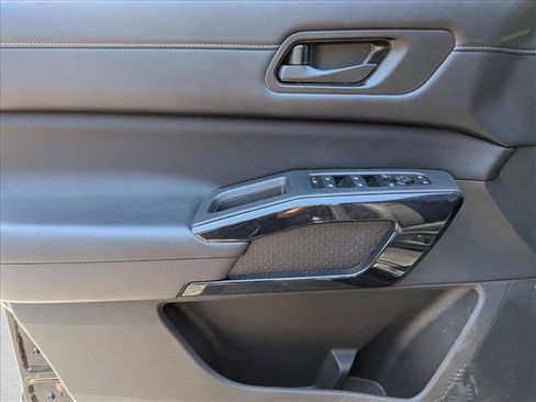 Used 2024 Nissan Pathfinder SV w/ SV Premium Package FWD image 10