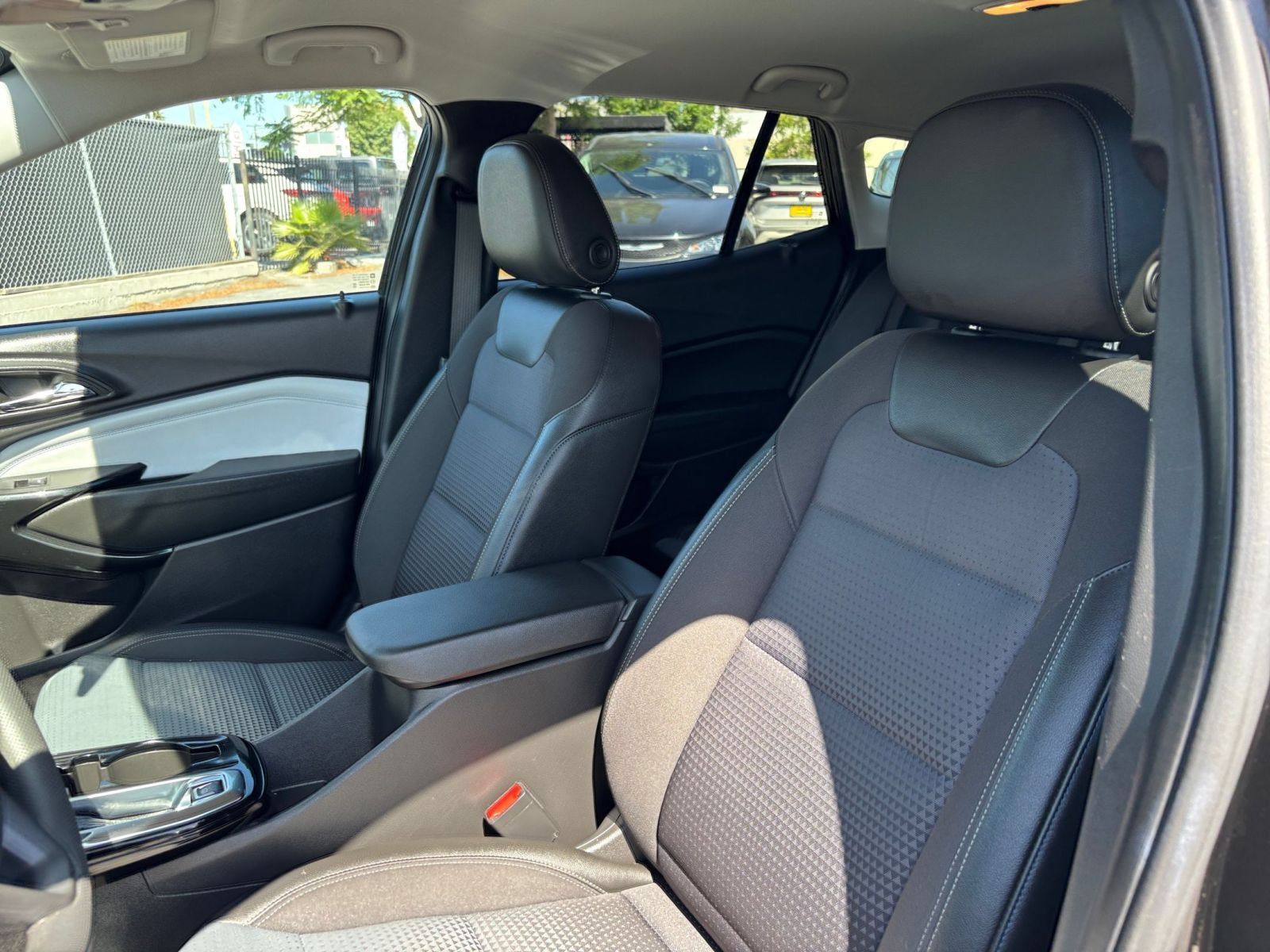Used 2025 Chevrolet Trax LT FWD image 27